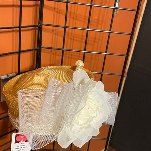 Elegant Cream Floral Hair Accessory - Picture 4 of 6